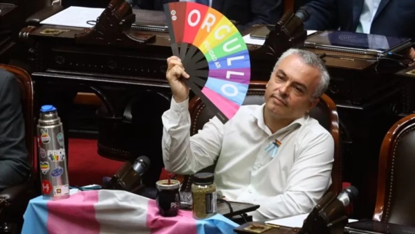 El diputado nacional Esteban Paulón y un gesto claramente reivindicatorio de su identidad.