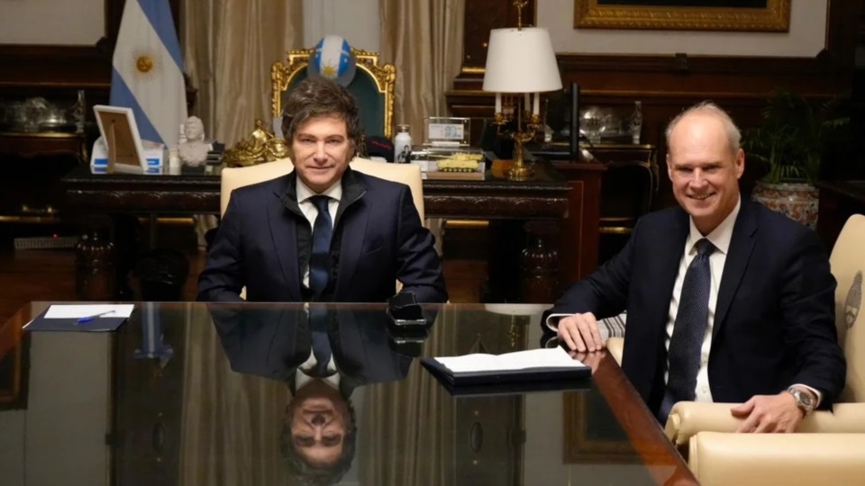 Milei junto al presidente de la Asociación de Bancos Argentinos (ADEBA), Javier Bolzico.