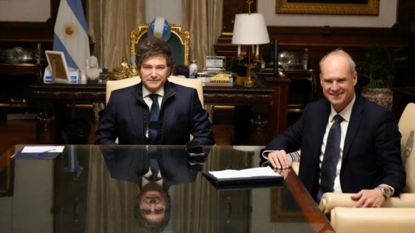 Milei junto al presidente de la Asociación de Bancos Argentinos (ADEBA), Javier Bolzico.