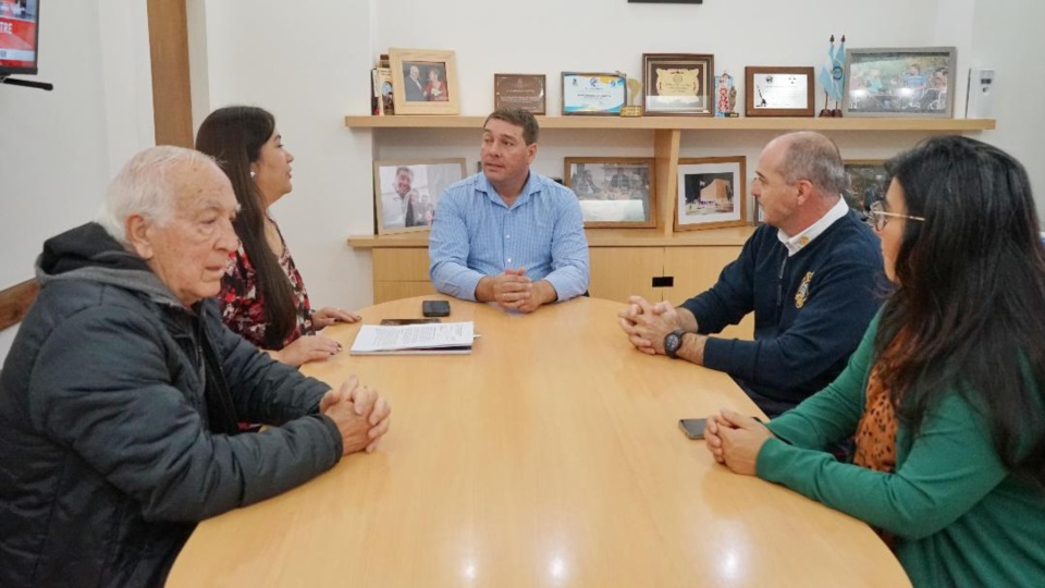 Autoridades de la Asociación de Bomberos con Damián Biss.