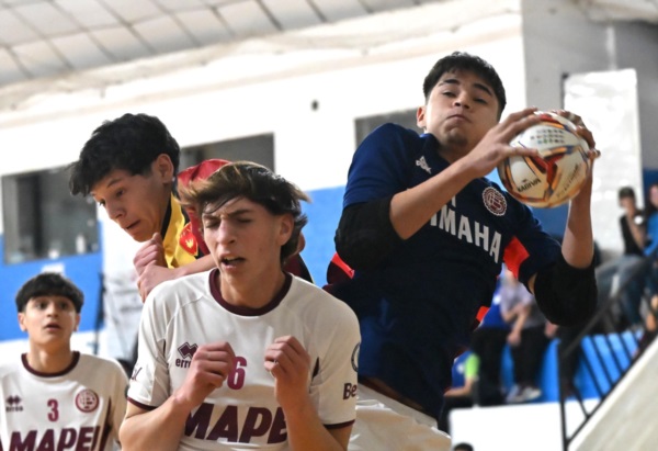 Los chicos de Lanús y Fénix no se guardaron nada en el cruce de octavos de final (Daniel Feldman/Jornada Medios).
