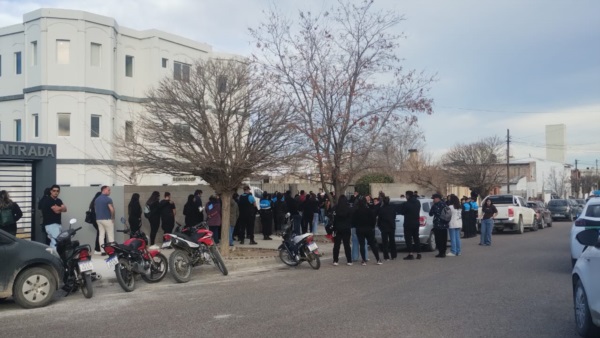 A lo largo de toda la jornada fue incesante el ir y venir de personas para brindar su despedida.