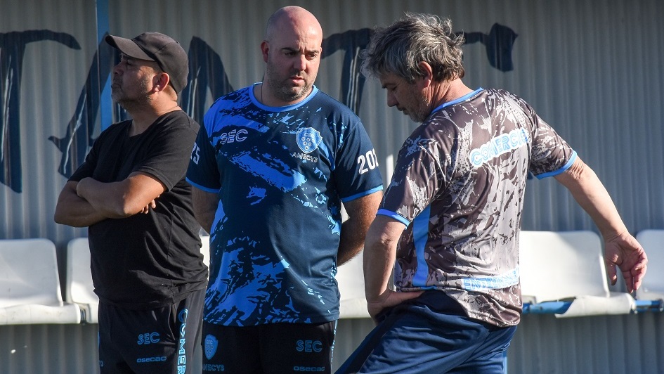 El DT Andrés Iglesias junto al coordinador Julio "Teté" Morant. Foto: Sergio Esparza.