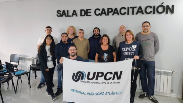 La secretaria general de la Regional, María Inés Arribillaga junto a los delegados. 