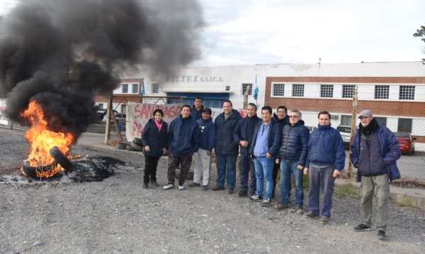 Los trabajadores de Soltex reclamando sus salarios.
