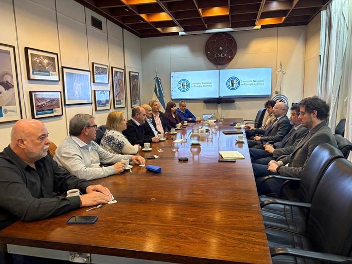Empresarios con funcionarios de la CNEA.