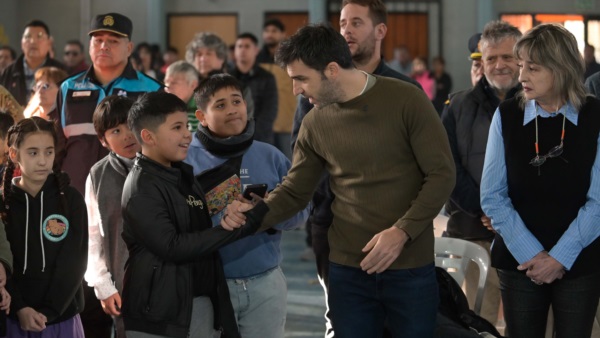 El gobernador Ignacio Torres saludando a niños de Facundo.