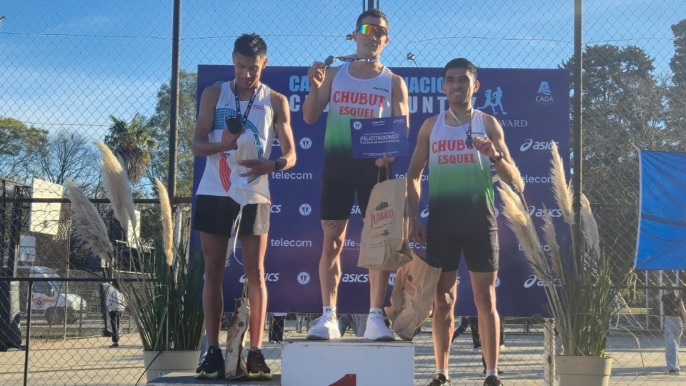Arbe en lo más alto del podio. Carlos Saúl Colinecul, otro chubutense, terminó en el tercer lugar.