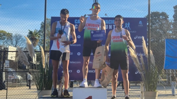 Arbe en lo más alto del podio. Carlos Saúl Colinecul, otro chubutense, terminó en el tercer lugar.