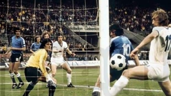 Telch, Babington, Fillol y Heredia ante un ataque alemán.