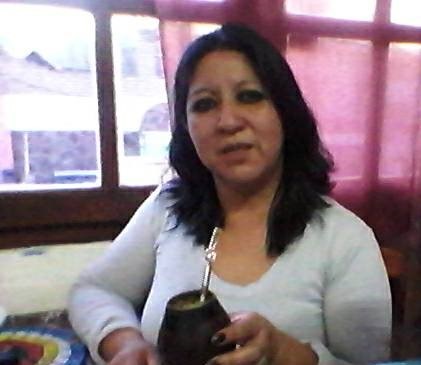 Ana Nahuelquir, vecina de barrio Ceferino ha organizado una entrega de viandas.