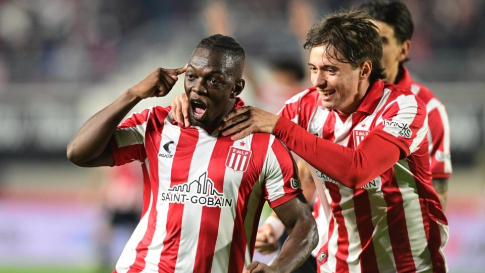 Con Edwuin Cetré como figura, Estudiantes venció 2-1 a Huracán y tomó aire en el Torneo Clausura.