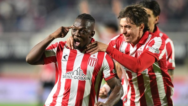 Con Edwuin Cetré como figura, Estudiantes venció 2-1 a Huracán y tomó aire en el Torneo Clausura.