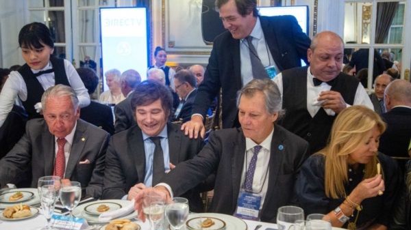 El vicepresidente de la Sociedad Rural Argentina, Marcos Pereda en el centro de la mesa.