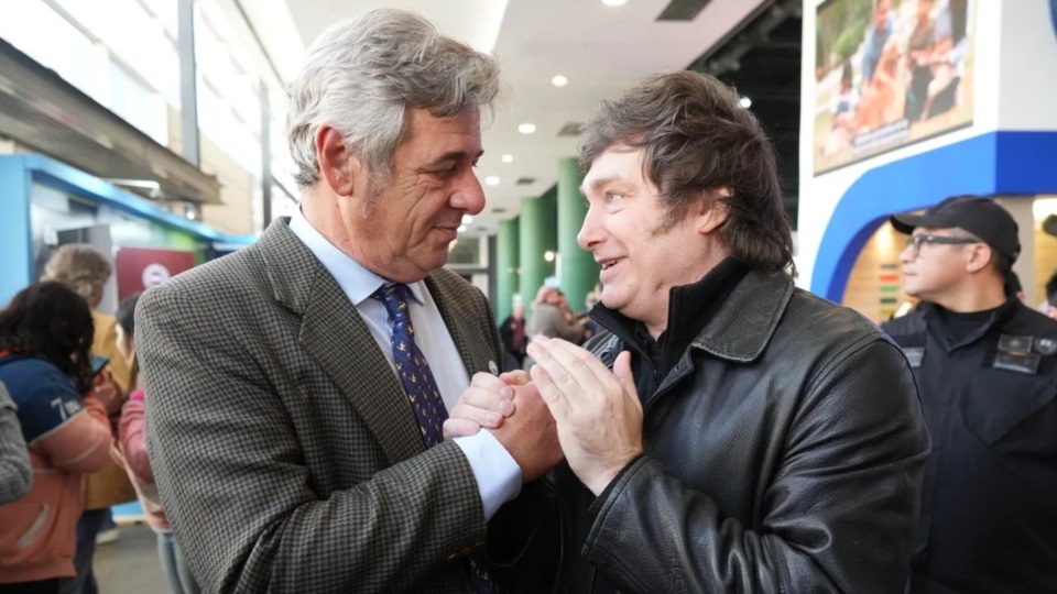 El presidente de la Sociedad Rural, Nicolás Pino, junto a Javier Milei. 