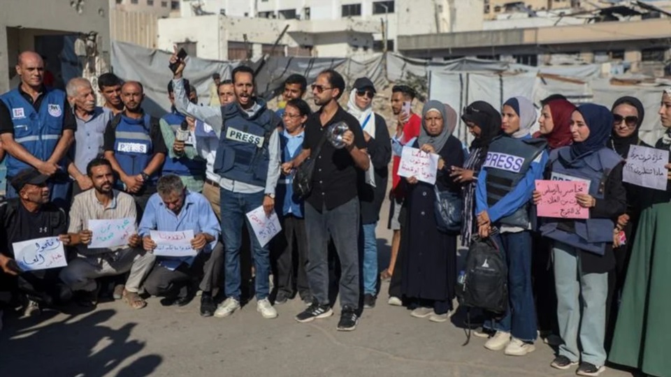 Periodistas palestinos reclaman el fin de la guerra en Gaza y la apertura de los cruces fronterizos para la ayuda.