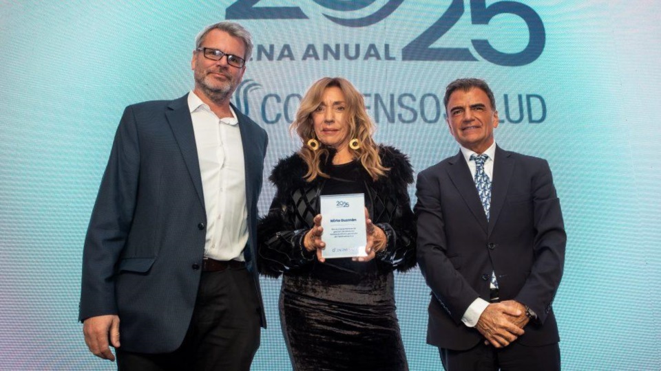 El presidente del ISSyS, Pablo Macadam le entregó el premio a Mirta Guzmán. 