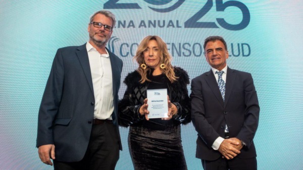 El presidente del ISSyS, Pablo Macadam le entregó el premio a Mirta Guzmán. 