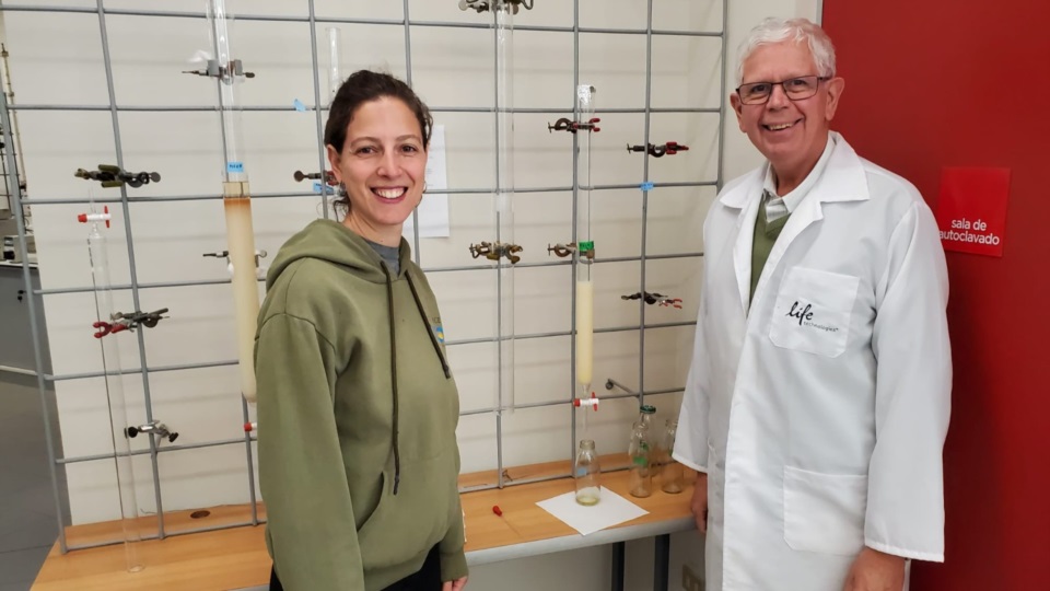 María Candela González en el laboratorio de la Universidad de Talca.