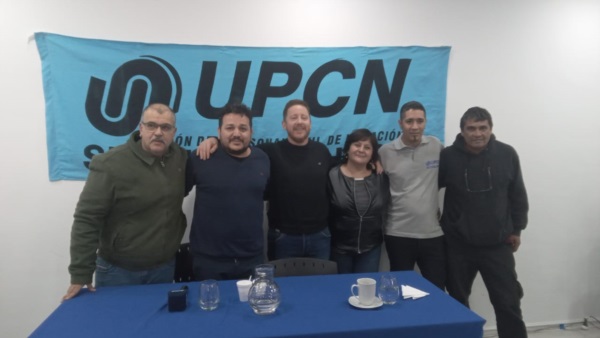 Dante Bowen junto a Salazar e integrantes de la agrupación.