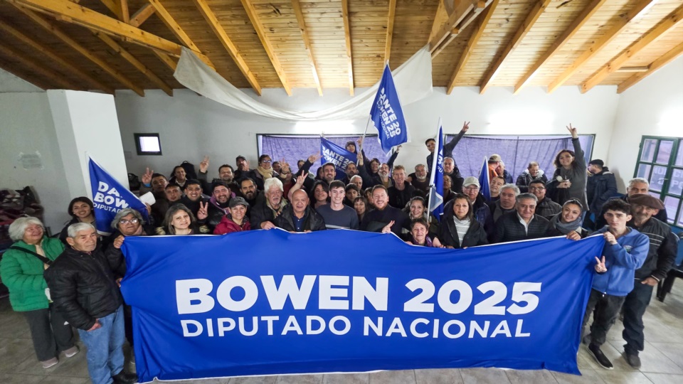 El precandidato a diputado nacional con los militantes de Gaiman.