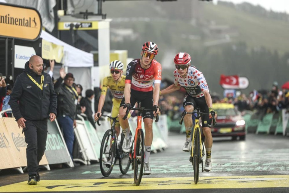 El neerlandés Arensman (Igneos) ya consumó el triunfo con Vingegaard (Visma) y Pogacar (Emirates) detrás (Foto Sitio Oficial Tour de France).