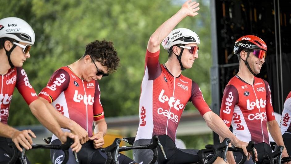 "Balito" Sepúlveda (en el extremo derecho) y su sonrisa después de recorrer más de 2.982 kilómetros en el Tour de Francia (Foto Sitio Oficial Tour de France).