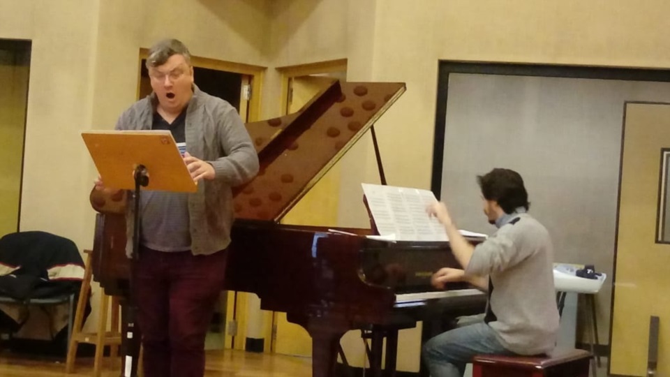 Pablo Basualdo, vuelve a visitar Puerto Madryn y a cantar.