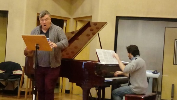 Pablo Basualdo, vuelve a visitar Puerto Madryn y a cantar.
