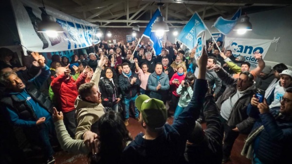 Durante la reunión, se destacó la presencia de nuevos perfiles militantes, especialmente jóvenes.