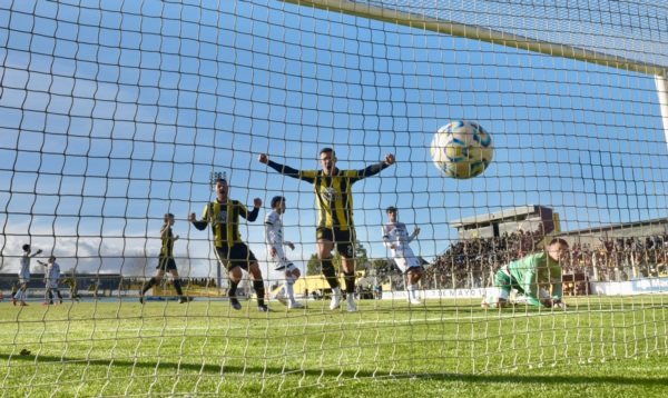 El momento justo: la pelota dentro del arco en el gol de Solís. Foto: Daniel Feldman/Jornada Medios.