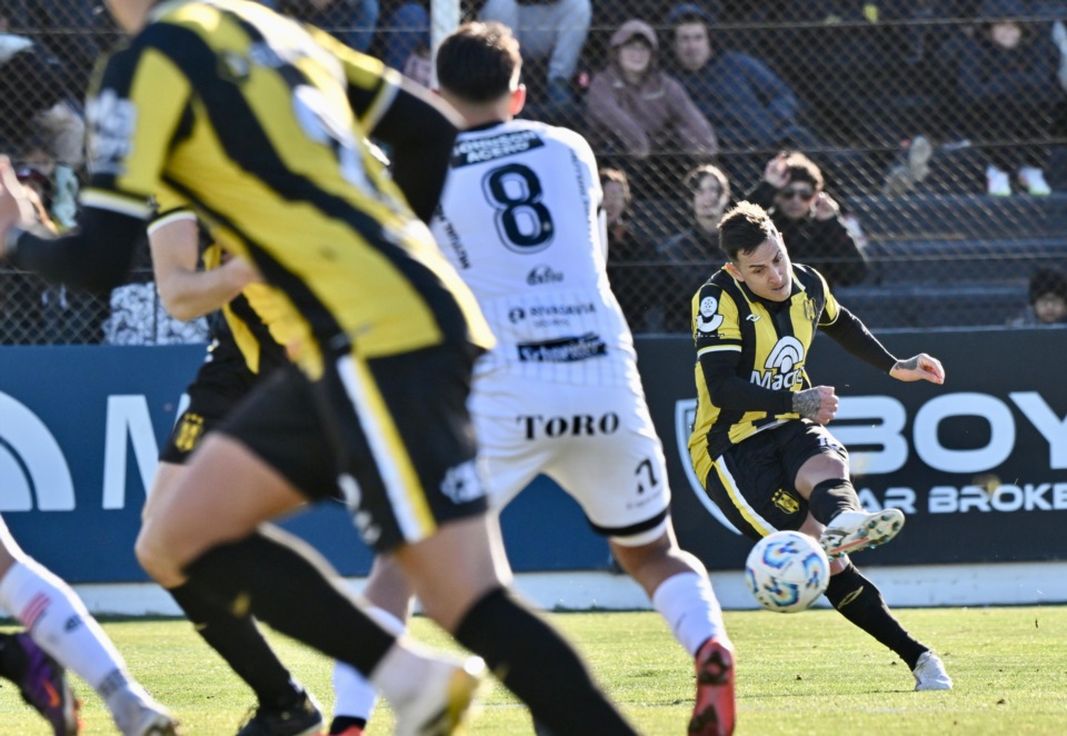 Solís ejecuta el tiro libre que terminó en gol. Foto: Daniel Feldman/Jornada Medios.