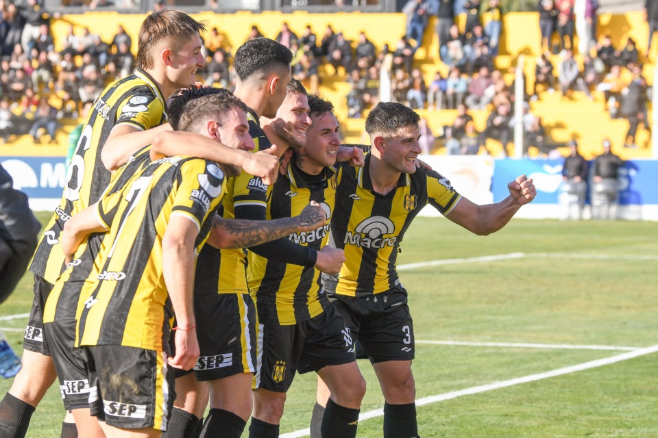 Los jugadores festejan el gol de Solís. Foto: Daniel Feldman/Jornada Medios.