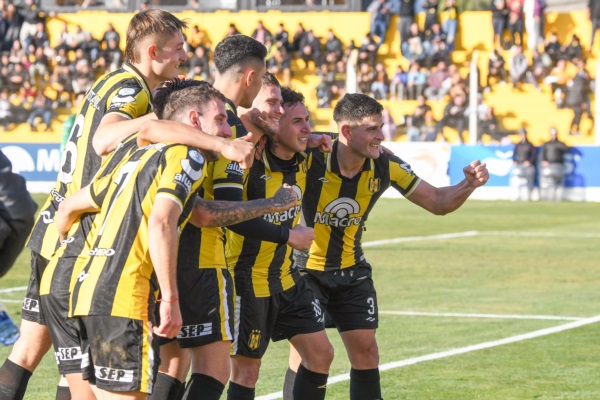 Los jugadores festejan el gol de Solís. Foto: Daniel Feldman/Jornada Medios.