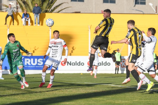 El salto de Rivero para el 2-0. Foto: Mariano Di Giusto/Jornada Medios.