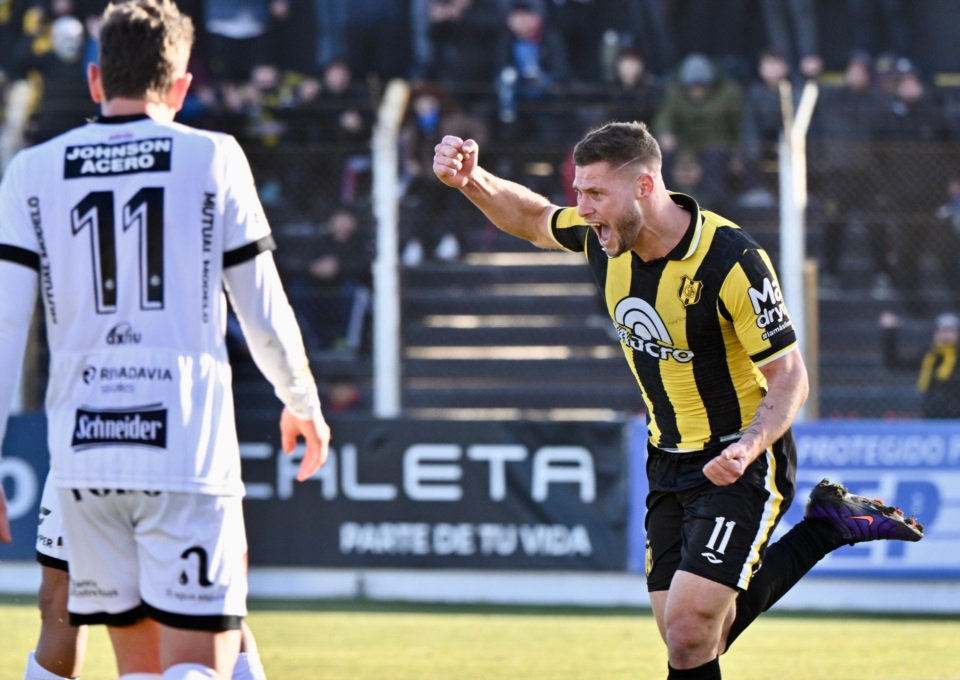 Germán Rivero festeja el 2-0 del Aurinegro. Foto: Daniel Feldman/Jornada Medios.