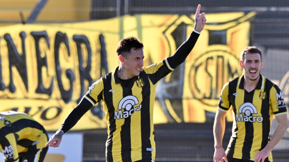 Nazarenos Solís festeja el 1-0 de Madryn. (Foto: Daniel Feldman/Jornada Medios).