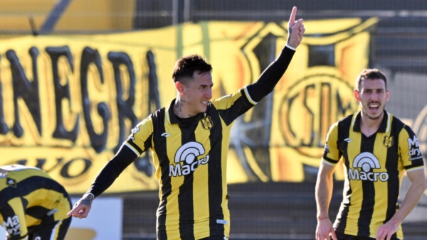Nazarenos Solís festeja el 1-0 de Madryn. (Foto: Daniel Feldman/Jornada Medios).