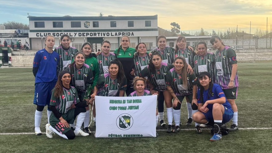 Zaira con sus compañeras del Deportivo Laprida.