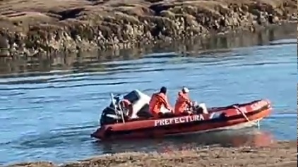 El bote semirígido y la camioneta hundiéndose (La Opinión Austral).
