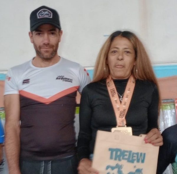 Los ganadores de 15K en el podio, el neuquino Luciano Galván y la trelewense Majo Marinao.
