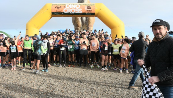 El intendente Merino a punto de largar la edición 2025 del Dino Cross (Norman Evans/Jornada Medios).