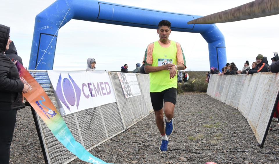 El primero en cruzar la meta, Alejandro Ciriaco, ganador en 5K (Norman Evans/Jornada Medios).
