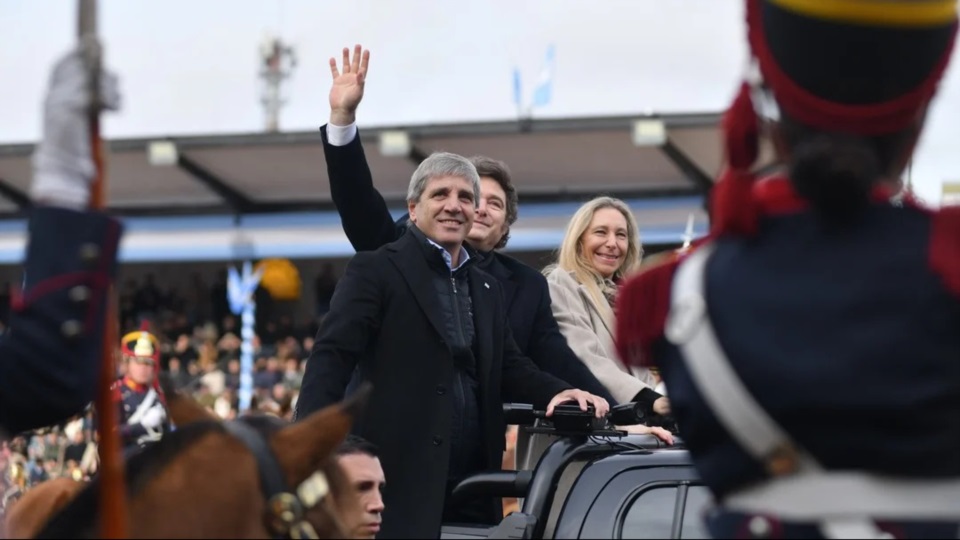 El Presidente, su hermana Karina y el ministro de Economía, felices en la Rural de Palermo.