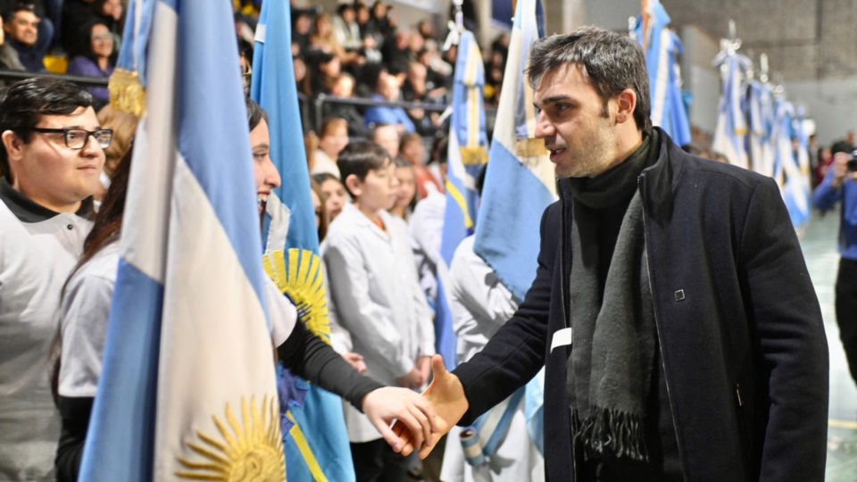 Torres saludando a los alumnos de los centros educativos.