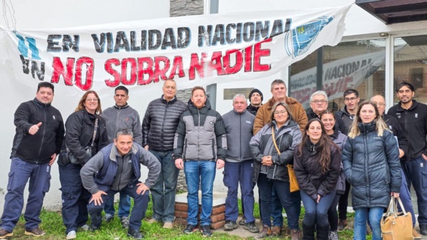 Dante Bowen con trabajadores de Vialidad Nacional.
