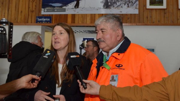 La subsecretaria de Turismo, Florencia Andolffati en el aeropuerto cordillerano.