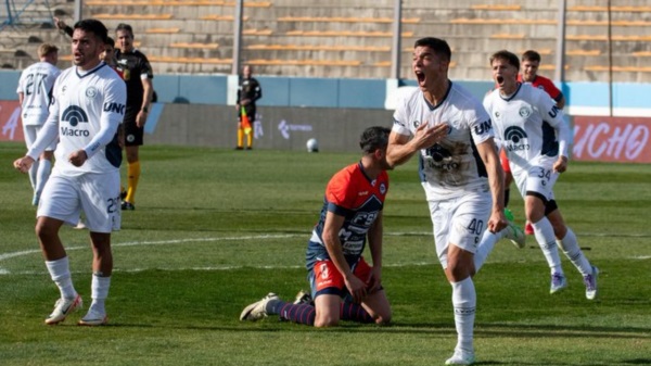 Independiente Rivadavia venció 2-1 a Central Córdoba de Rosario por los octavos de final.