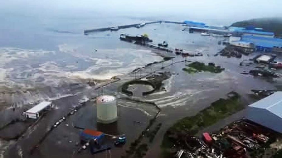 Las olas del tsunami ingresan a un pueblo de Kamchatka.