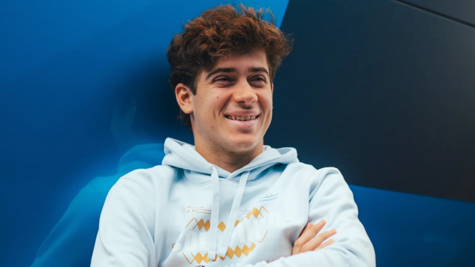El precio del buzo es 82€ y el de la remera es 46€.